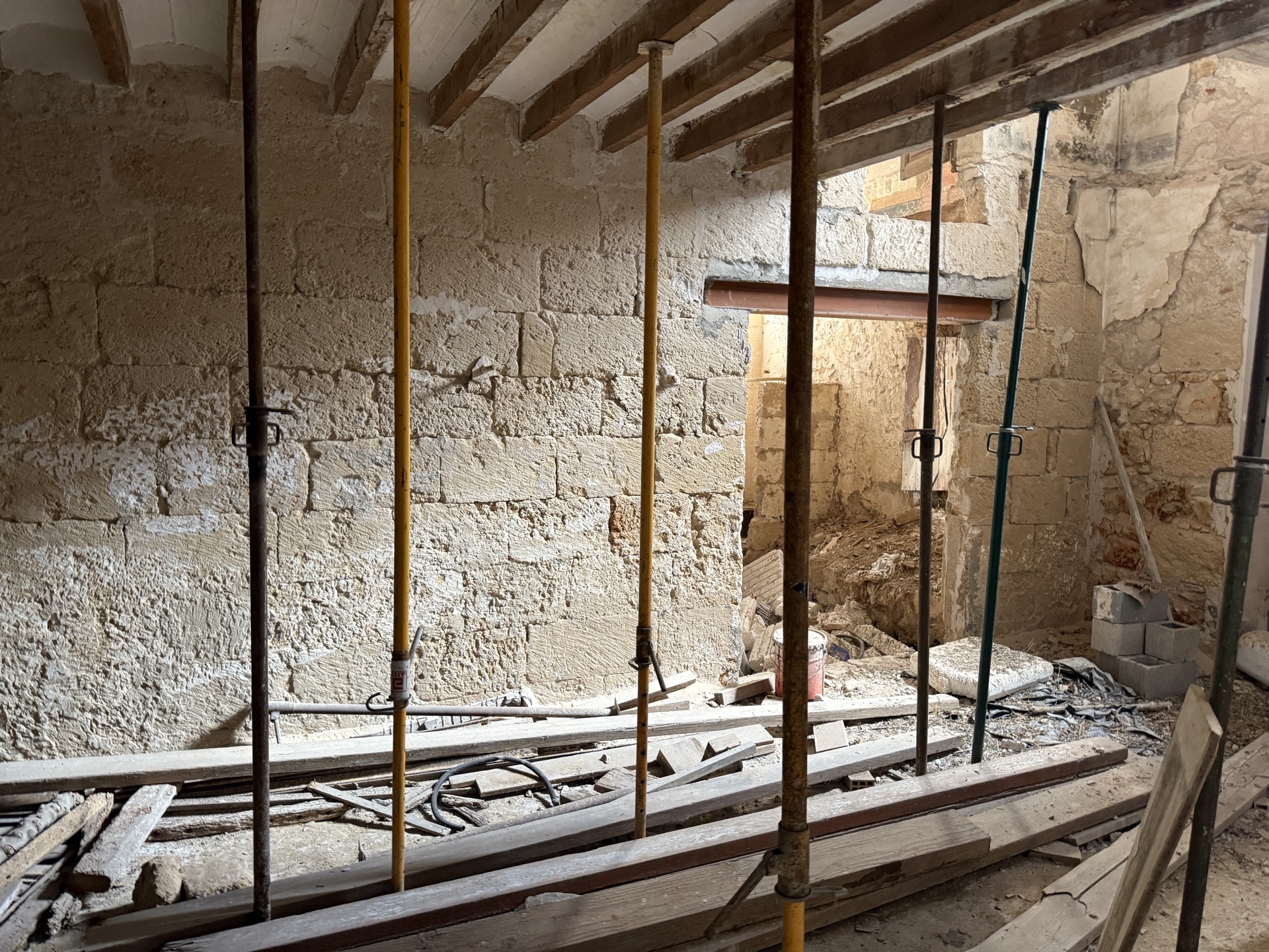 Tosca stone walls with original beams